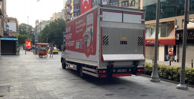 Bakırköy Kanat Önderlerinden: Meydandaki Yaya Yoluna Park Eden Araçları Zabıta Görmüyor mu?