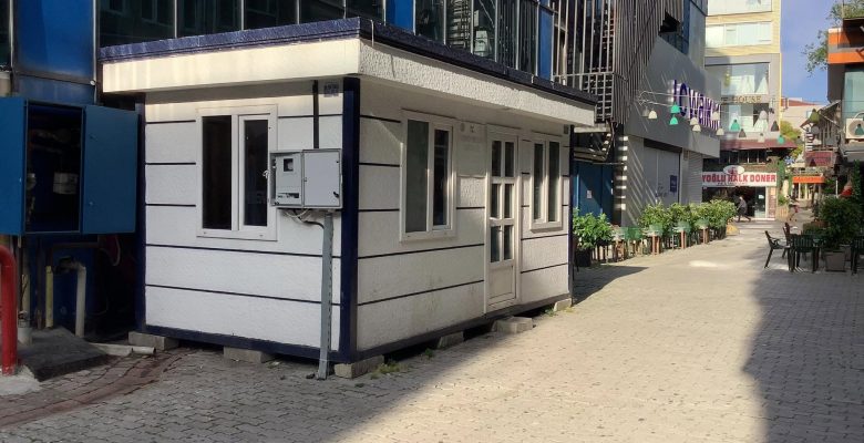 Bakırköy Banka Geçidi Sokak’taki Bu Kulübe Zabıtaların Uyuma Yeri mi Oldu?