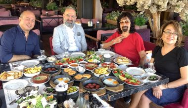 Eğitimci ve İş İnsanı Canip Aziti ile Sanatçı Jerry Hırımyan Dernek Çalışmalarını Kahvaltıda Değerlendirdi