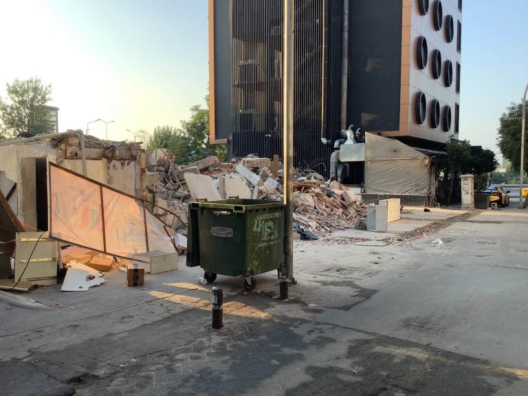 Ebuzziye Caddesi’nde Güvenlik Önlemi Alınmadan Yıkım Yapılıyor!