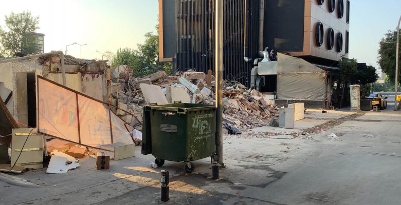 Ebuzziye Caddesi’nde Güvenlik Önlemi Alınmadan Yıkım Yapılıyor!