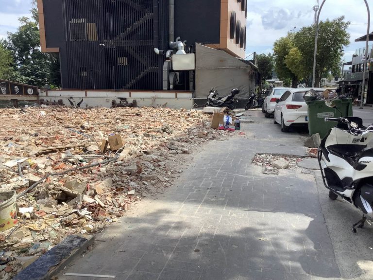 Bakırköy Sahil ‘den Manşet ; Ebuzziye Caddesi’nde  Yıkım Var, Güvenlik Önlemi Yok!