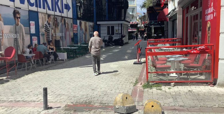 Banka Geçidi Sokak Masalarla İşgal Edilmiş; Belediye Göz Mü Yumuyor?
