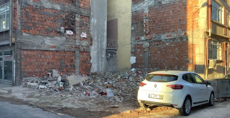 Bakırköy’de Yıkım Yapan Firmalar Belediyeyi de Vatandaşı da Dinlemiyor mu?