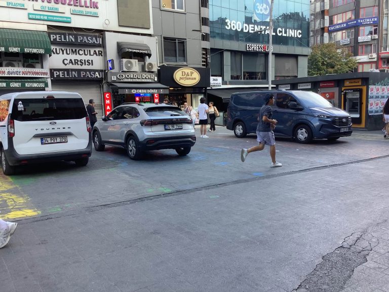 Flaş Haber ; Bakırköy Meydanı Pazar Günü Sahipsiz mi? İki Hanımefendi Aracını Park Edip Gitti