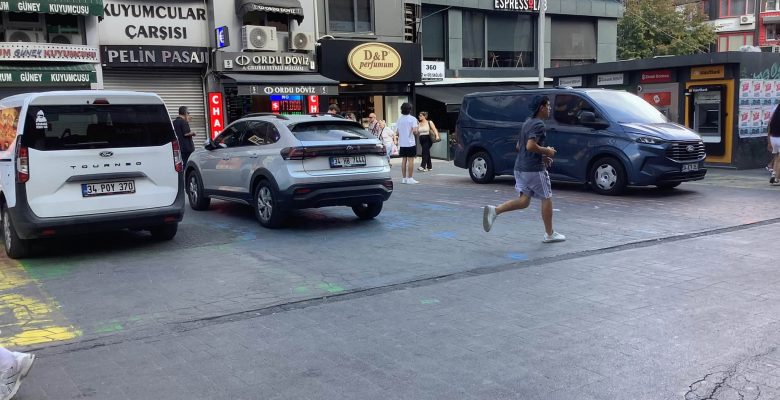 Flaş Haber ; Bakırköy Meydanı Pazar Günü Sahipsiz mi? İki Hanımefendi Aracını Park Edip Gitti