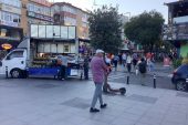 Bakırköy Özgürlük Meydanı’nda Seyyar Satıcının Rahatlığı Dikkat Çekiyor