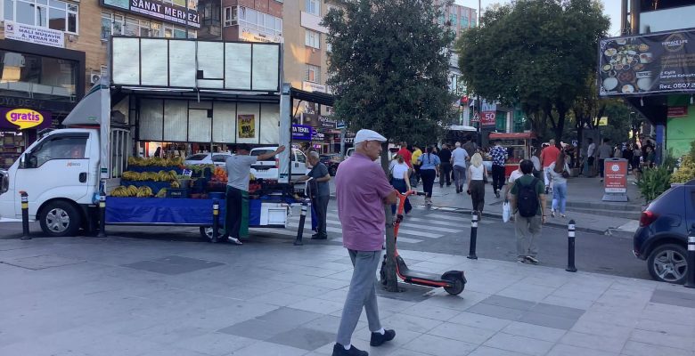 Bakırköy Özgürlük Meydanı’nda Seyyar Satıcının Rahatlığı Dikkat Çekiyor