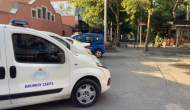 Zabıtalar Ebuzziye Caddesi’nde Örnek Olmalı: Yaya Yoluna Araç Koymayın!