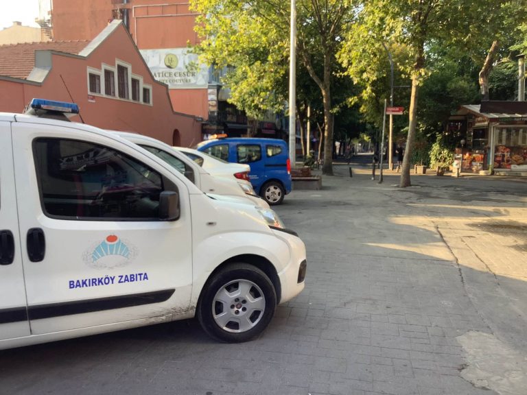 Zabıtalar Ebuzziye Caddesi’nde Örnek Olmalı: Yaya Yoluna Araç Koymayın!