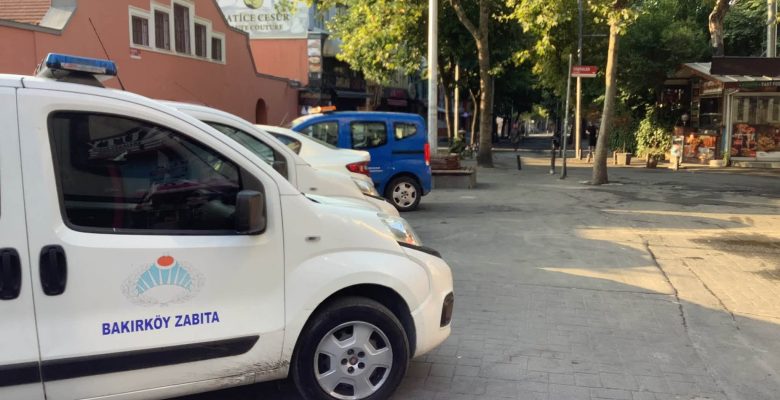 Zabıtalar Ebuzziye Caddesi’nde Örnek Olmalı: Yaya Yoluna Araç Koymayın!