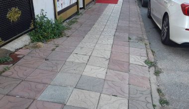Kocaali Belediyesi’ne Çağrı: Kaldırımdaki Taşlar Çocuklar İçin Tehlike Oluşturuyor!