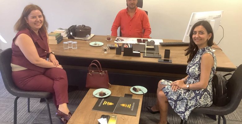 Yapı Kredi Bankası’nın Melekleri, Turyap Bahçelievler Şubesi’ni Pastalarıyla Ziyaret Etti