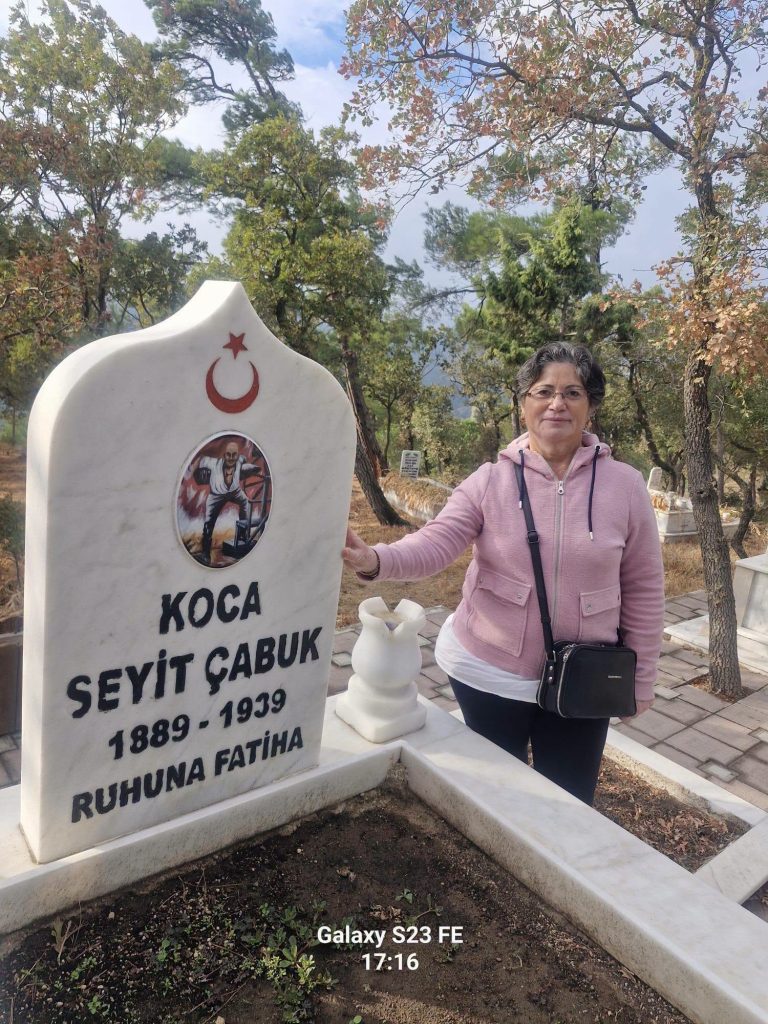 Altınoluk Yolculuğunda Seyit Onbaşı’nın Ruhuna Fatiha Okumadan Gidilmez! Altınoluk Yolculuğunda Seyit Onbaşı’nın Ruhuna Fatiha Okumadan Gidilmez!